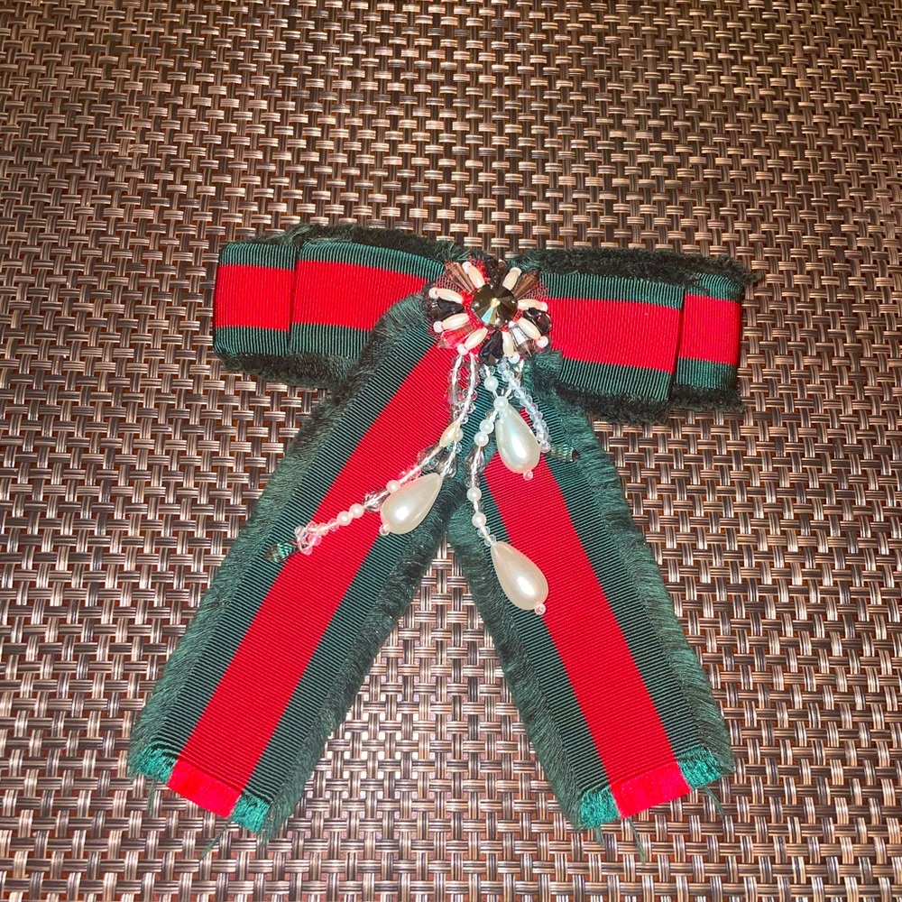 Gucci bow brooch